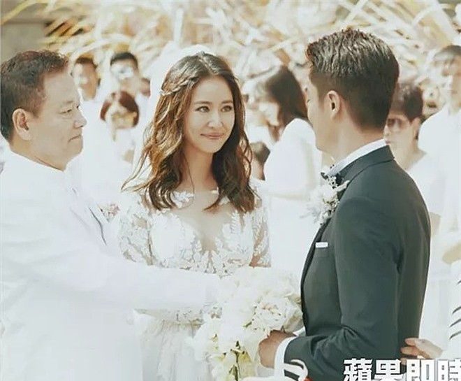 anh_moi_cong_bo_trong_dam_cuoi_lam_tam_nhu_3_wvce.jpg