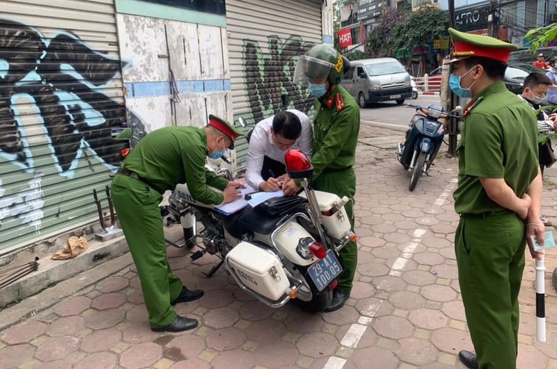 Lực lượng Công an thành phố Hà Nội ra quân xử phạt vi phạm giao thông.