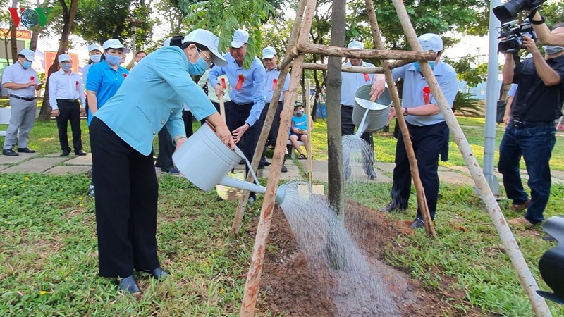 Lãnh đạo TPHCM tham gia trồng cây tại Công viên Khánh Hội.