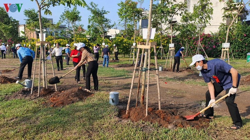 Lãnh đạo TPHCM tham gia trồng cây tại Công viên Khánh Hội.