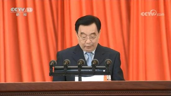 Ông Vương Thần, Phó Chủ tịch Quốc hội Trung Quốc trình bày dự thảo Quyết định. Ảnh: CCTV.