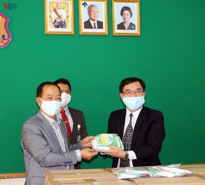 Công sứ Lại Xuân Chiến (phải) trao quà cho Tổng cục trưởng Tổng cục trại giam Campuchia. 