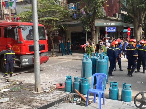 Many refillable gas cylinders of different sizes were brought out of the restaurants selling fired chicken