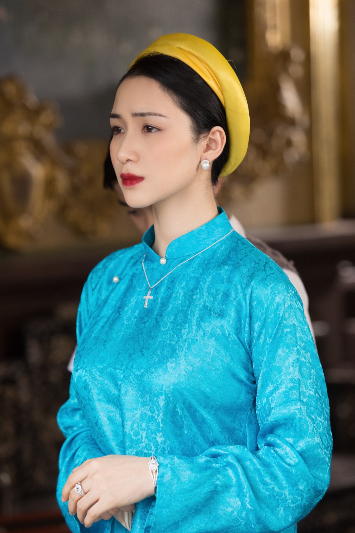 ​​​​Hòa Minzy trong tạo hình Hoàng hậu Nam Phương.