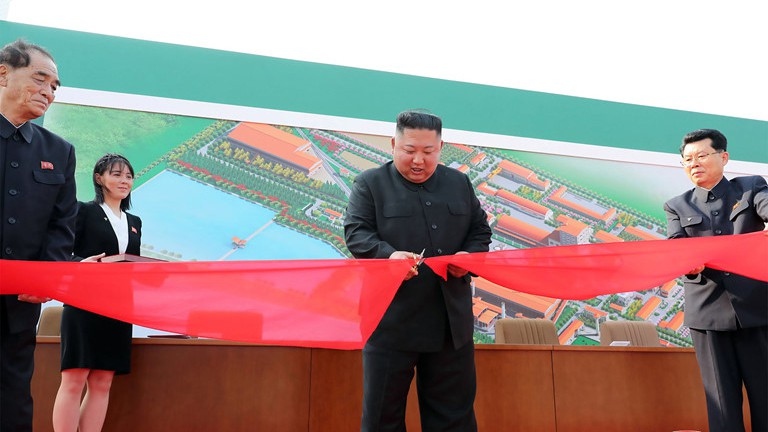 Ông Kim Jong-un cắt băng khánh thành nhà máy hôm 1/5. Ảnh: KCNA/AFP
