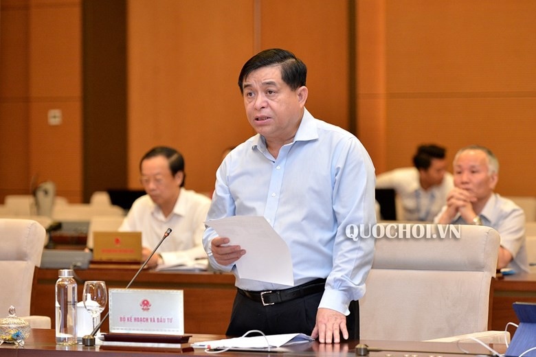 Minister of Planning and Investment Nguyen Chi Dung presents two economic growth scenarios for Vietnam, proposing a growth rate of 4.5%  from the original 6.8% target