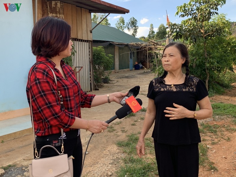 Mùa mưa lũ đang đến gần, bà con mong muốn  sớm hoàn thành con đường.