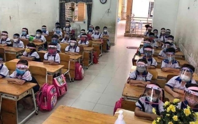 Học sinh không phải đeo tấm chắn giọt bắn (ảnh Vietnamnet).