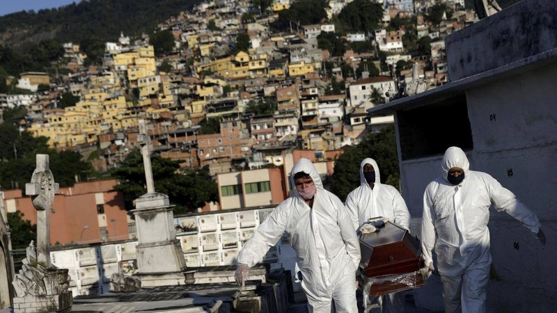 Các nhân viên mai táng vận chuyển quan tài người tử vong do Covid-19 tại Rio de Janeiro, Brazil. Ảnh: Reuters
