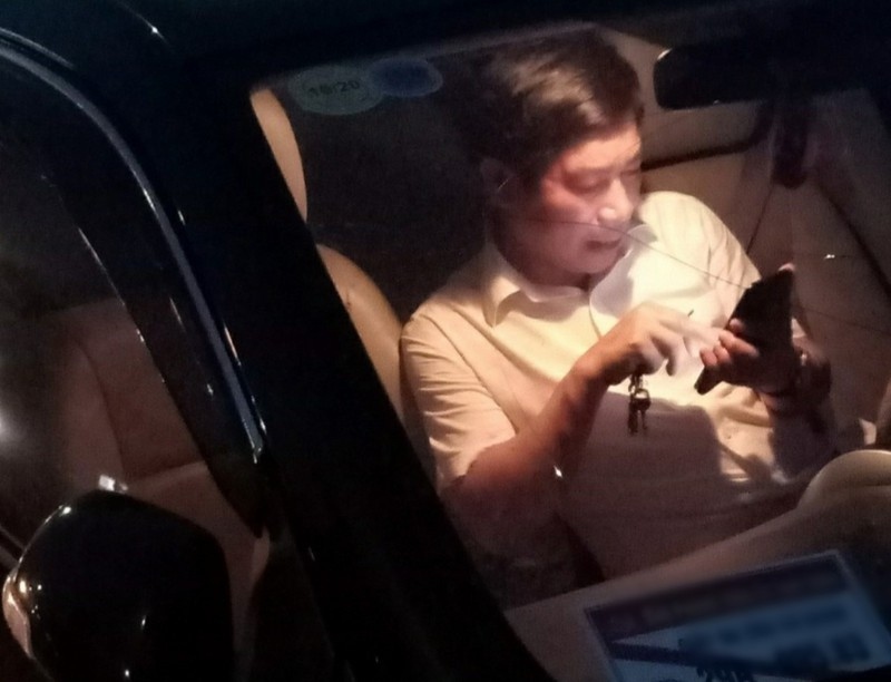 Ông Nguyễn Văn Điều trên chiếc xe ô tô gây tai nạn.