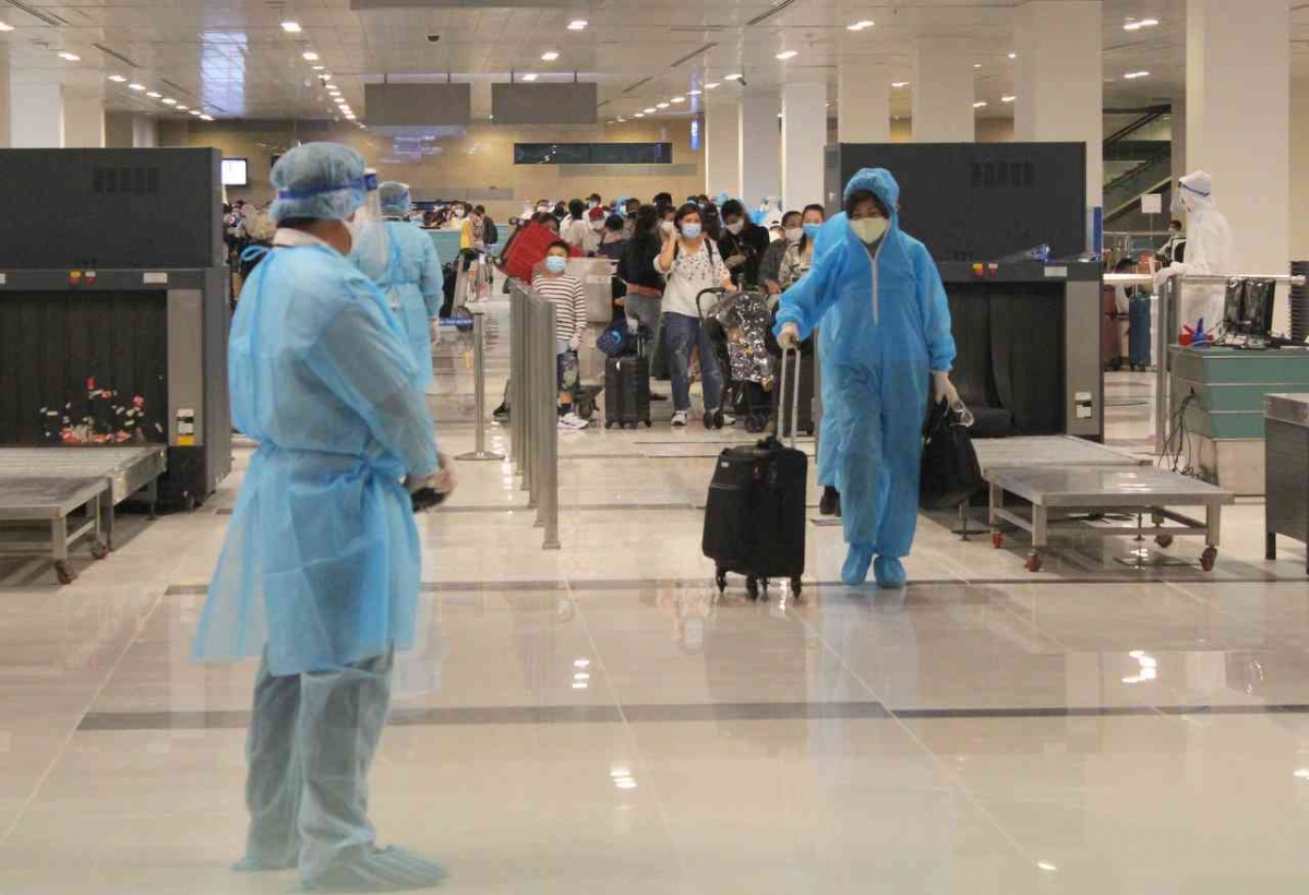Sáng 3/5, chuyến bay của hãng hàng không Vietnam Airline bay từ sân bay Dubai đáp xuống Cảng hàng không Quốc tế Cần Thơ đưa 297 