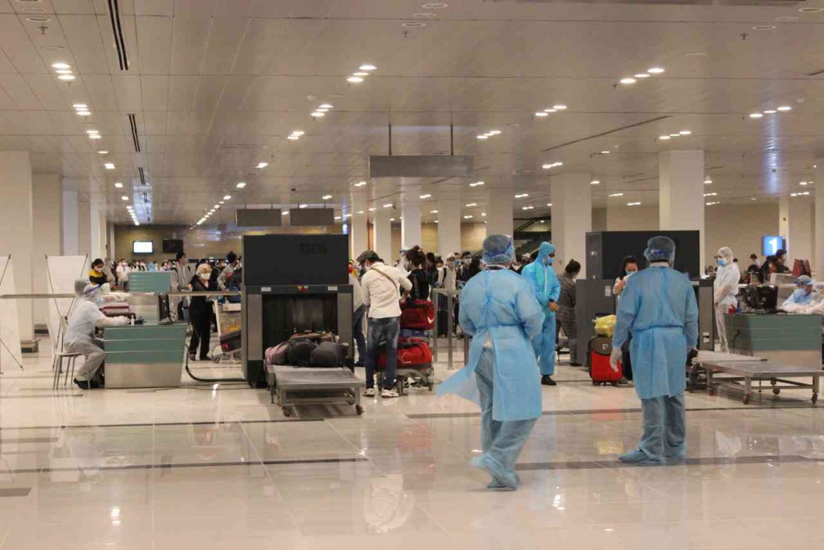 Sau khi nhập cảnh, kiểm tra y tế tất cả các công dân trên chuyến bay này được đưa về khu cách ly tập trung tại tỉnh Bạc Liêu.