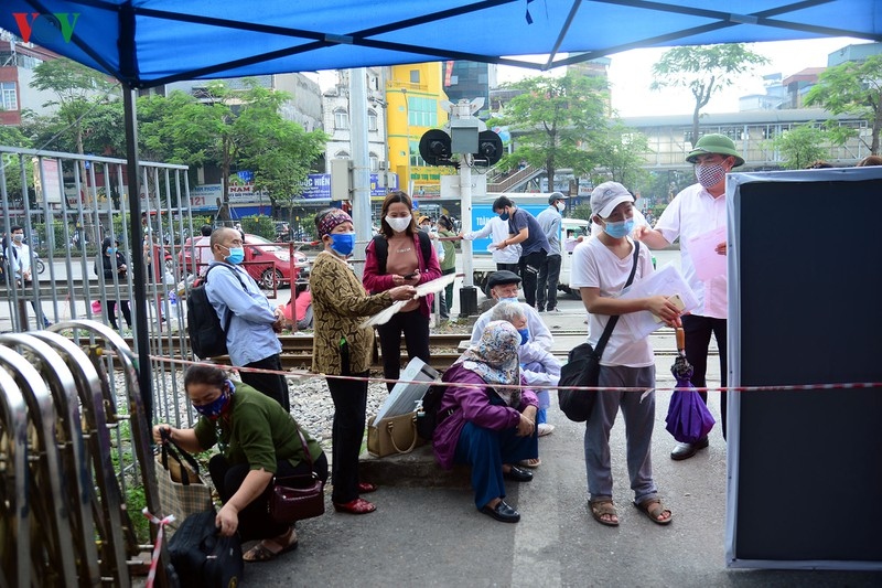 Người dân chen chúc nhau, không hề giữ khoảng cách khi vào cổng bệnh viện Bạch Mai (mặt đường Giải Phóng).