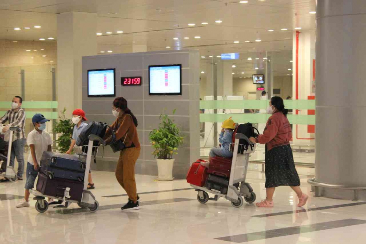 Trước đó, chuyến bay từ Singapore và Indonesia đưa công dân Việt Nam về nước cũng đáp xuống Cảng hàng không quốc tế Cần Thơ, sau