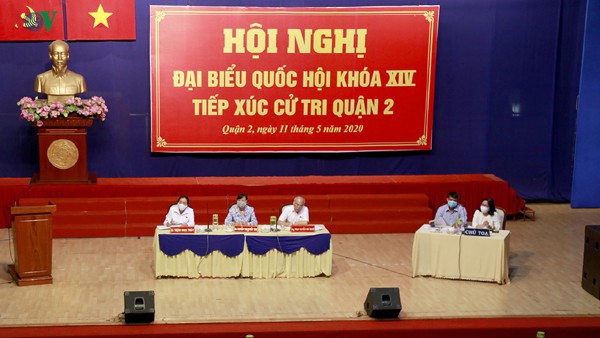 Vụ Thủ Thiêm: Cử tri bên ngoài bức xúc, cử tri dự họp không nêu ý kiến