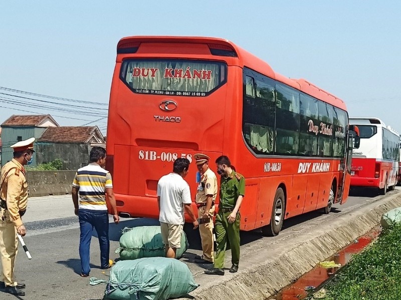 Xe khách vận chuyển hàng lậu