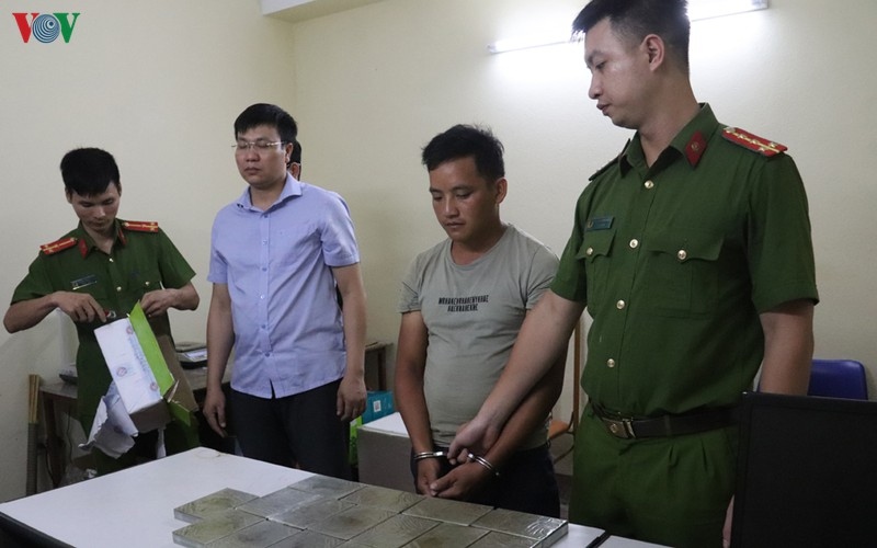 Bắt giữ nam thanh niên dùng xe máy chở 17 bánh heroin đi bán