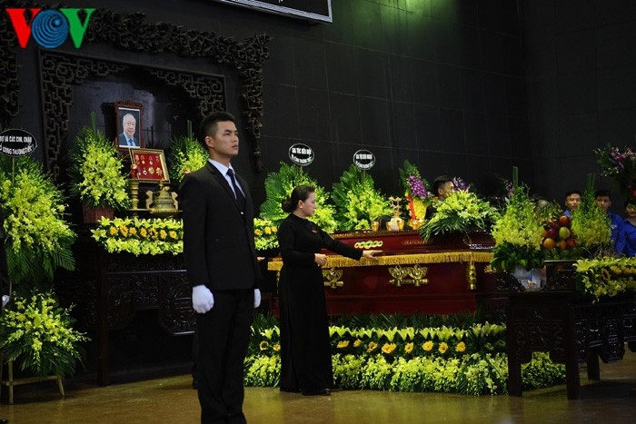 Chủ tịch Quốc hội Nguyễn Thị Kim Ngân vĩnh biệt ông Vũ Mão lần cuối.
