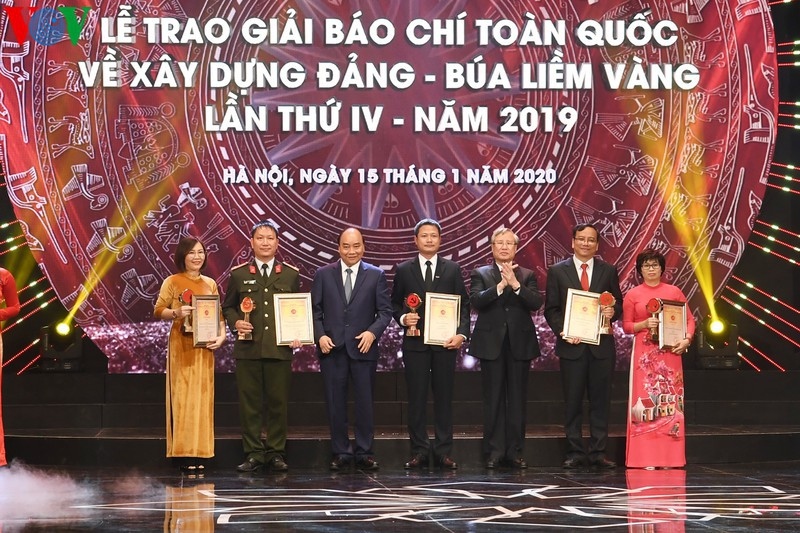 Thủ tướng Nguyễn Xuân Phúc và Thường trực Ban Bí thư Trần Quốc Vượng trao giải A giải Búa liềm vàng 2019 cho các tác giả, nhóm tác giả.
