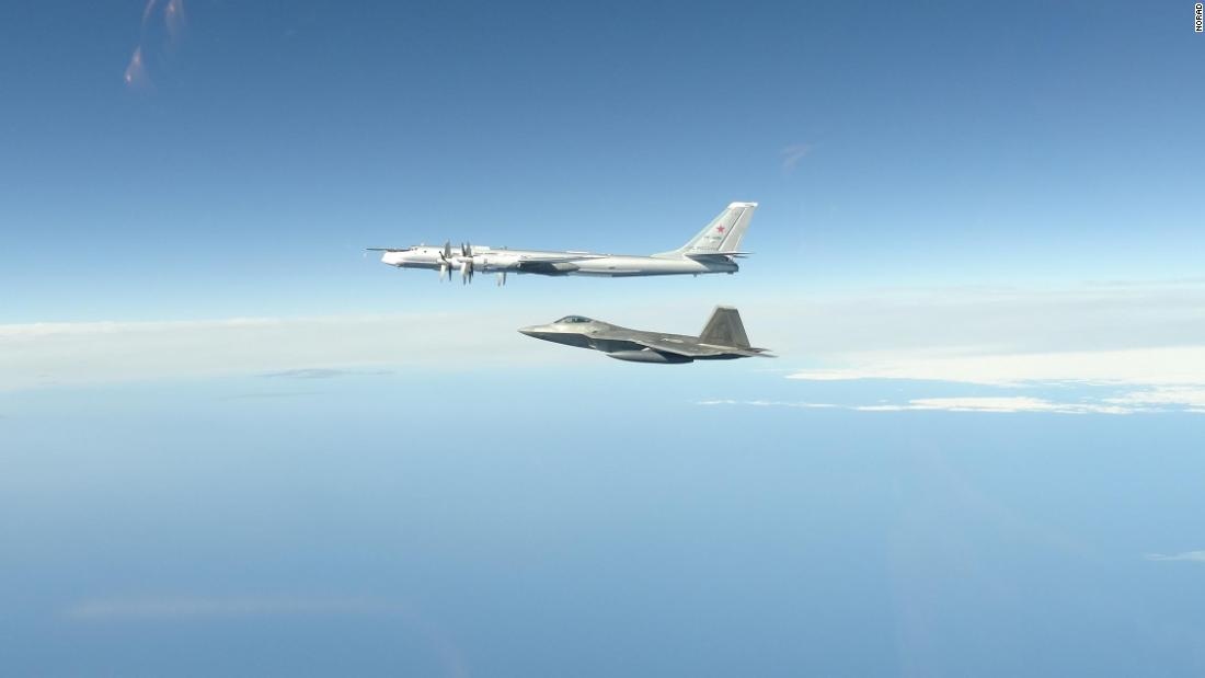 f-22_chan_tu-142.jpg