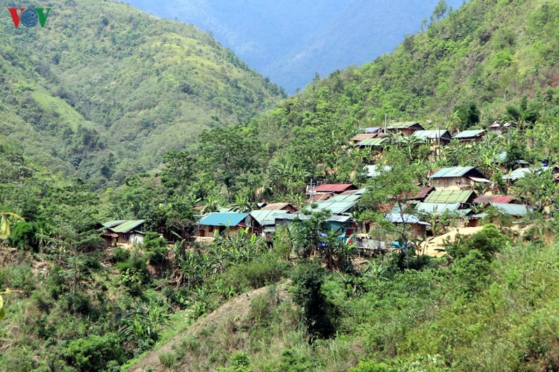Do địa hình đồi núi dốc, cộng với bị chia cắt bởi lưu vực sông, suối nên hiện nay việc bố tái định cư cho người dân vùng thiên tai tại huyện Mường Tè rất khó khăn