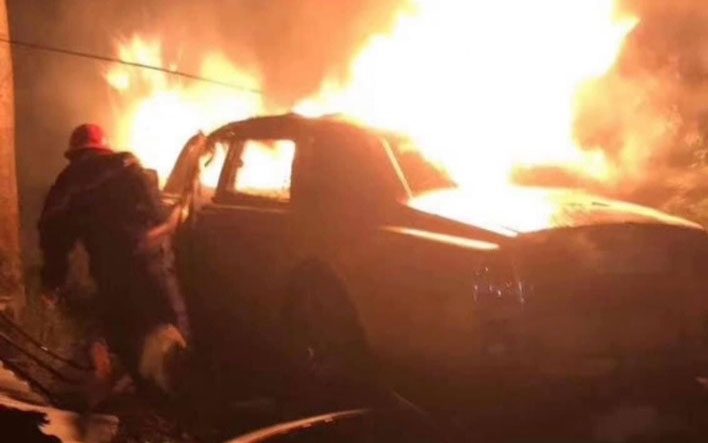 Ngọn lửa nhanh chóng thiêu rụi hoàn toàn chiếc xe.