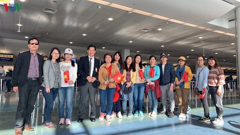 Vietnamese ambassador to New Zealand Ta Van Thong (fourth from left) posed for a photo with the citizens at Aucland Airport