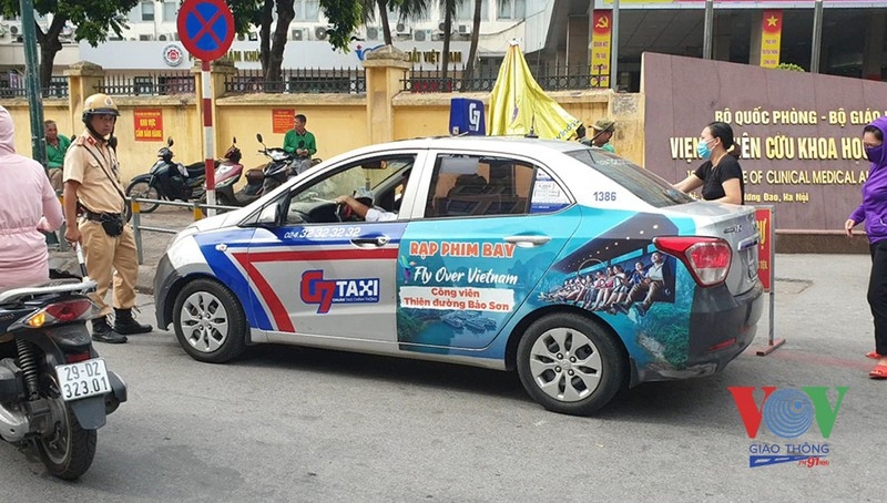 Taxi quây kín cổng Viện 108: Xử phạt xong... đâu lại vào đấy!