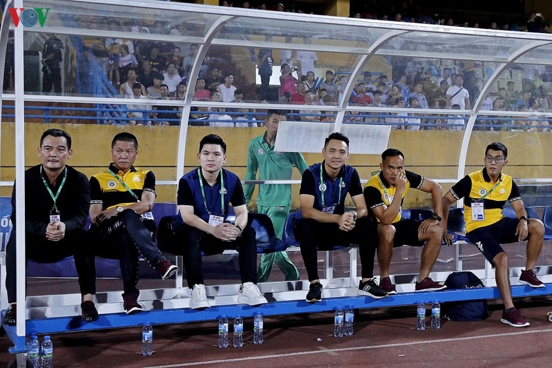Chủ tịch 9x của Hà Nội FC, Đỗ Vinh Quang (thứ 3 từ trái sang) tiếc nuối khi Văn Hậu không thể tiếp tục gắn bó cùng Heerenveen do CLB Hà Lan gặp khó khăn tài chính vì đại dịch Covid-19.  