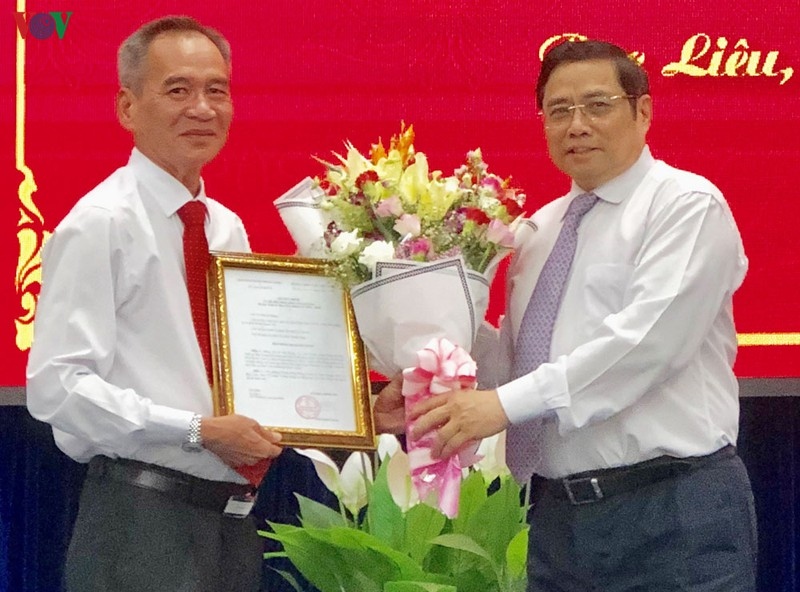 Ông Phạm Minh Chính trao Quyết định của Bộ Chính trị cho ông Lữ Văn Hùng.