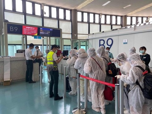 Vietnamese citizens line up for boarding a repatriation flight to Vietnam.jpg