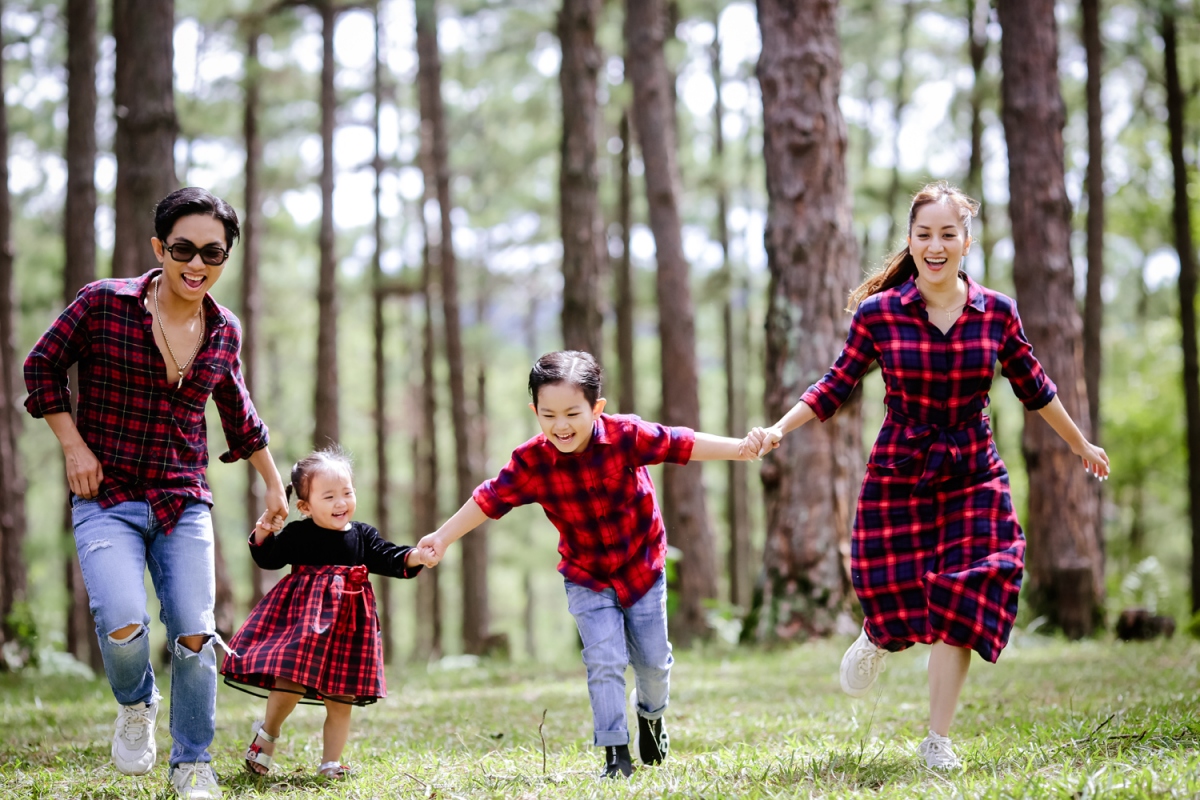 Gia đình Khánh Thi mặc ton sur ton, vui chơi khám phá Đà Lạt