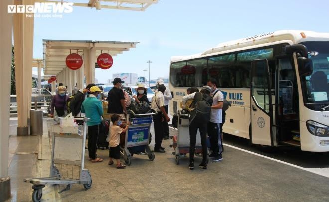 Nhiều đoàn khách trả phòng, hủy tour ra sân bay rời Đà Nẵng trong ngày 26/7.