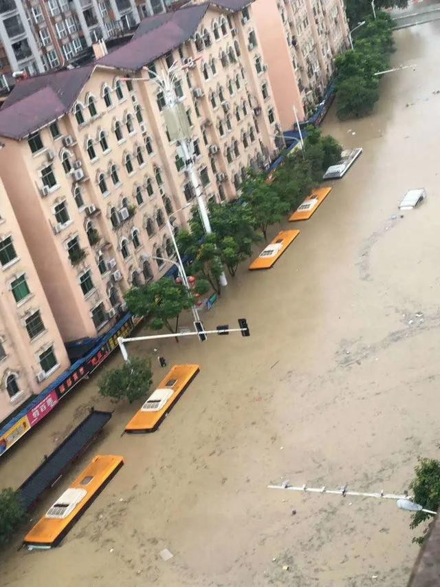 Nước ngập lút xe ô tô ở thành phố Ân Thi, tỉnh Hồ Bắc. Ảnh: Nhật báo Bắc Kinh.
