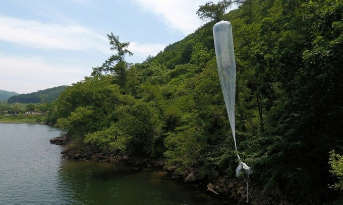 Bóng bay chứa truyền đơn chống Chủ tịch Kim Jong-un của của nhóm đào tẩu Triều Tiên được tìm thấy tại một ngọn đồi ở Hongcheon, Hàn Quốc, hôm 23/6. Ảnh: Reuters.
