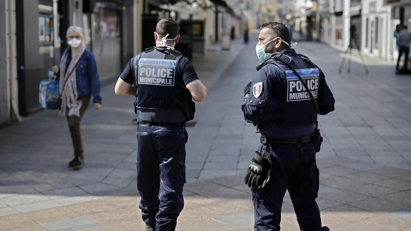 Cảnh sát Pháp triển khai trên đường phố. Ảnh: NYK Daily