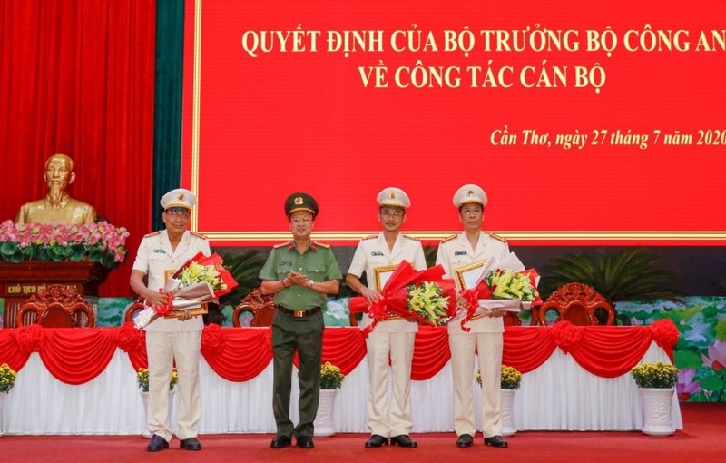 Đại tá Nguyễn Văn Phương trao quyết định và chúc mừng Đại tá Vũ Thành Thức, Đại tá Hồ Trung Lập và Thượng tá Trần Văn Dương.
