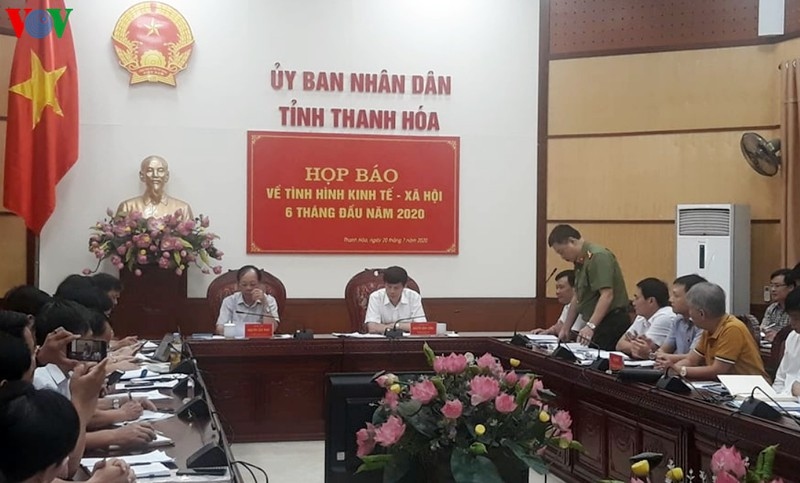 Đại tá Trần Phú Hà - Giám đốc Công an tỉnh Thanh Hóa (người đứng) - trả lời báo chí tại cuộc họp báo thường kỳ ở trụ sở UBND tỉnh Thanh Hóa chiều 20/7.