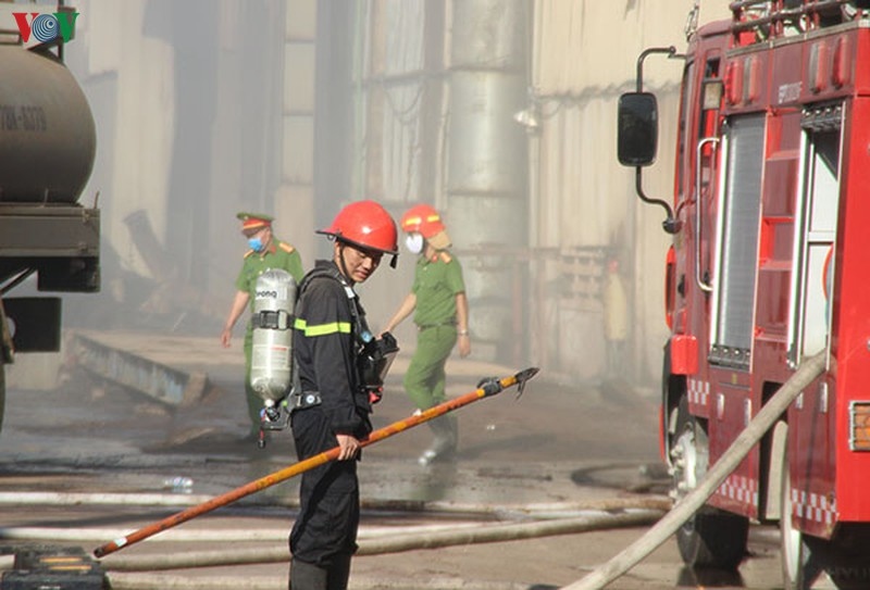 Khoảng 60 chiến sỹ Cảnh sát Phòng cháy chữa cháy được huy động đến hiện trường dập lửa.