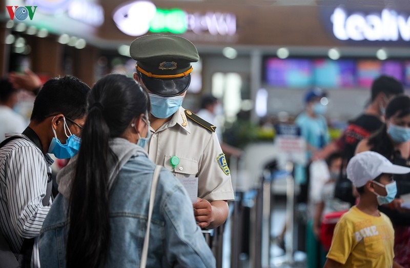 Du khách làm thủ tục tại sân bay rời Đà Nẵng trong chiều 26/7.