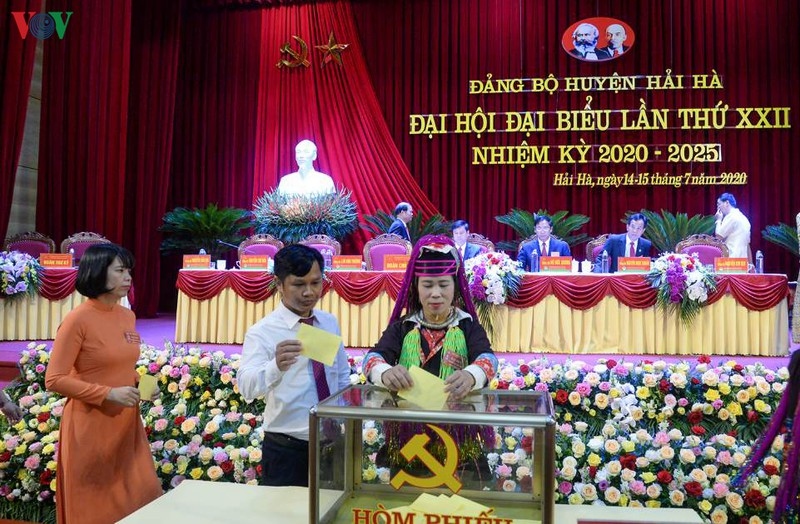 Các đại biểu Đại hội huyện Hải Hà bầu Bí thư huyện ủy trực tiếp tại Đại hội