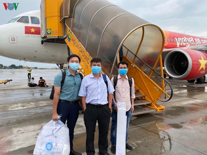 Ba bác sĩ khoa Hồi sức Cấp cứu Bệnh viện Chợ Rẫy ra Đà Nẵng ngày  24/7, hỗ trợ điều trị bệnh nhân nghi nhiễm nCoV trở nặng.
