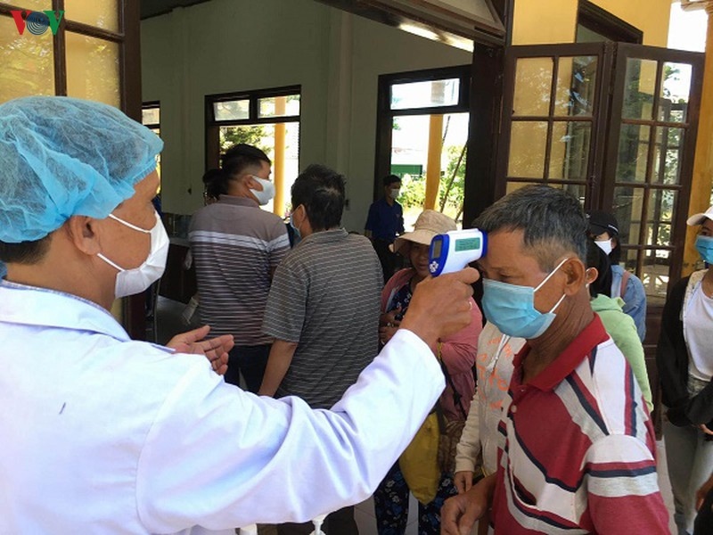 Đo thân nhiệt tại các chốt kiểm dịch y tế của tỉnh Thừa Thiên Huế.
