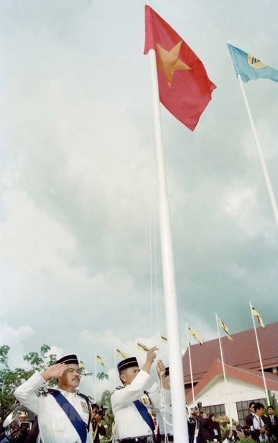 
Flag-raising ceremony on July 28, 1995 afternoon, Bandar Seri Begawan (Brunei), marking Vietnam's official admission to ASEAN (Photo: VNA)