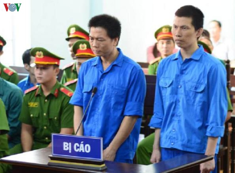 Lê Minh Sơn (trái) và Võ Ngọc Thiện tại phiên tòa.
