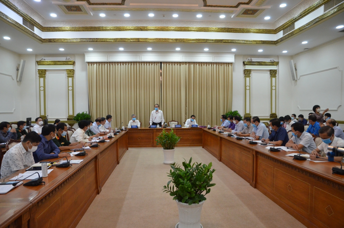 Secretary of Ho Chi Minh City’s Party Committee Nguyen Thien Nhan hosts the meeting