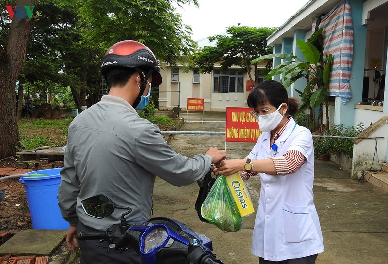 Chuyển đồ tiếp tế cho người thực hiện cách ly tại một sơ sở y tế ở Kon Tum.