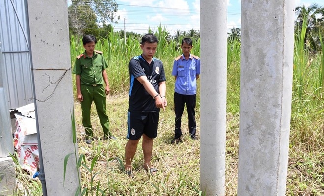 Vinh chỉ lại hiện trường nơi gây án.