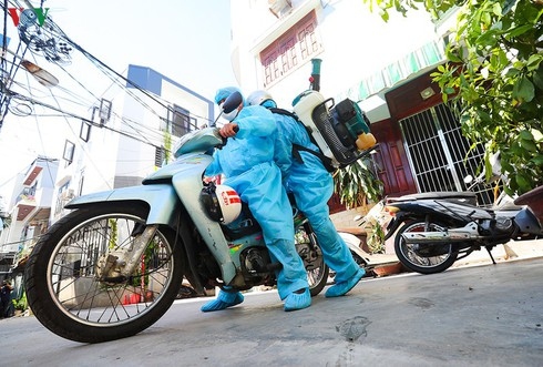 Medical workers have been deployed to disinfect the area where the newly detected patient lives in Da Nang  