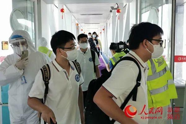 Nhân viên y tế Vũ Hán đến Urumqi hỗ trợ xét nghiệm trên diện rộng. Ảnh: mạng Nhân dân.